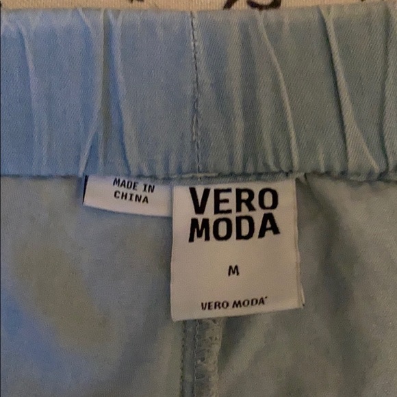 Vero Moda Flowy Light Wash Jean Shorts - Picture 4 of 5